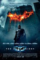 Filmplakat für Batman: The Dark Knight. Batman steht im Vordergrund mit einem brennenden Gebäude im Hintergrund. Das Feuer im Gebäude sieht aus wie eine Fledermaus.