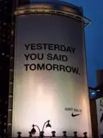 Nikes Anzeige - Teil ihrer Just Do It-Kampagne - mit der Aufschrift "Gestern hast du morgen gesagt".