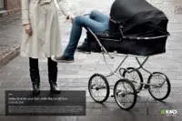 Eine Anzeige mit den langen Beinen eines Erwachsenen, die aus dem Kinderwagen eines Babys baumeln. Die Anzeige fordert die Menschen auf, Zeit mit ihren Kindern zu verbringen, während sie noch Kinder sind.