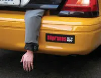 Eine Werbung für die TV-Serie The Sopranos, in der es um die Mafia geht. Die Anzeige hat die Form eines menschlichen Arms, der aus dem Kofferraum eines Taxis baumelt.