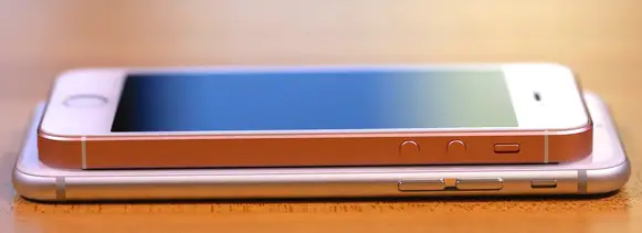 Die relative Größe des iPhone SE (oben) im Vergleich zu den 6s (unten).