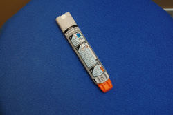 Epinephrin-Autoinjektor, allgemein bekannt als EpiPen für lebensbedrohliche Allergien