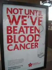 Eine Werbung für Blutkrebsbewusstsein an einer Bushaltestelle