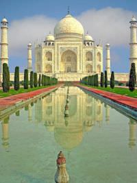 Das Taj Mahal ist ein Mausoleum aus weißem Marmor in Indien.
