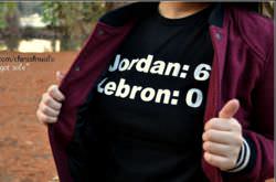 Ein LeBron vs James T-Shirt