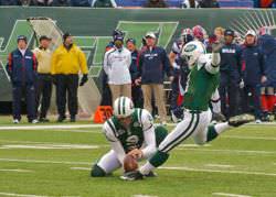 Ein NY Jets-Spieler tritt zu Beginn eines Fußballspiels einen Ball