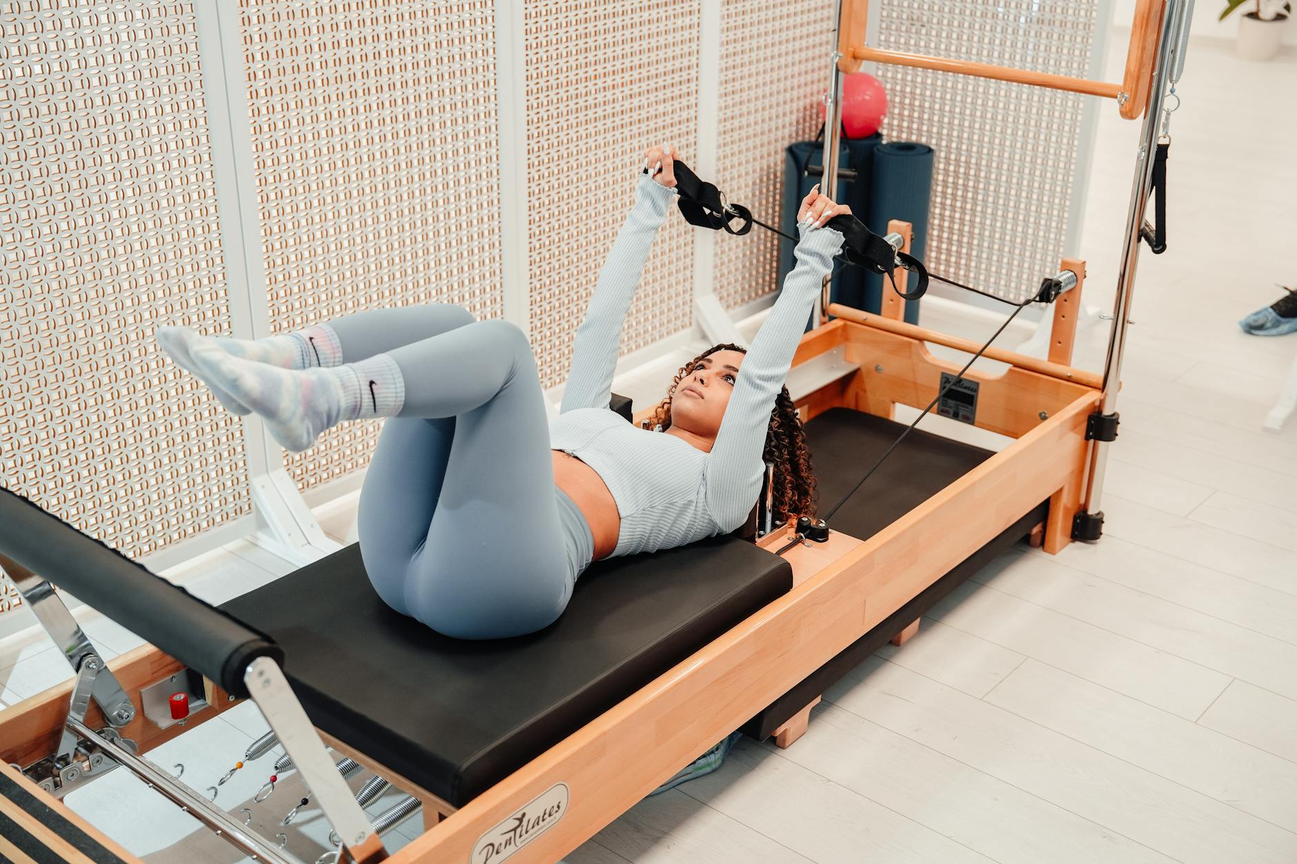 https://www.pexels.com/photo/woman-laying-and-exercising-on-a-pilates-reformer-machine-25599825/