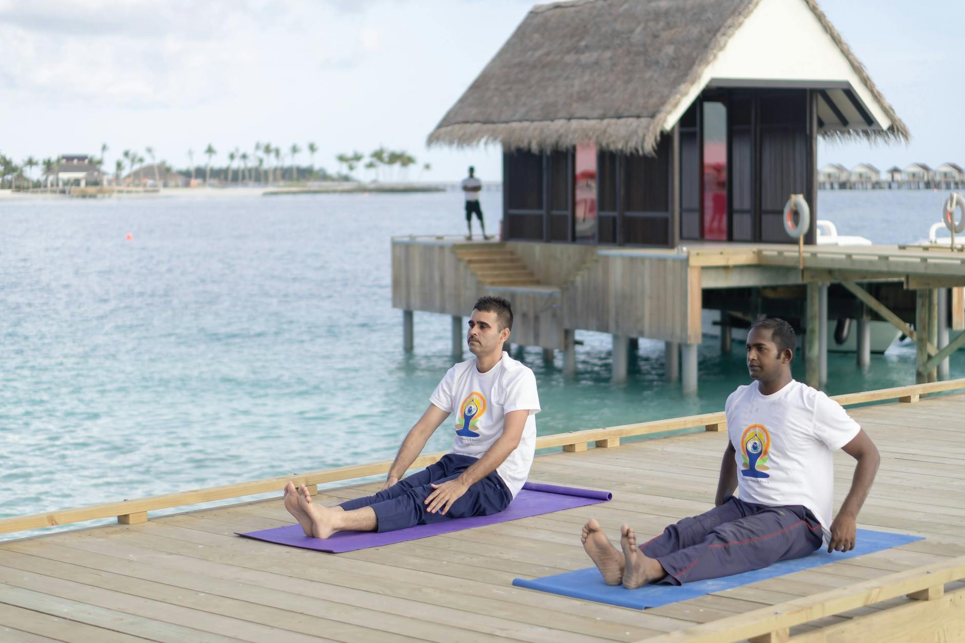 https://www.pexels.com/photo/two-men-practicing-yoga-on-ocean-dock-29614931/