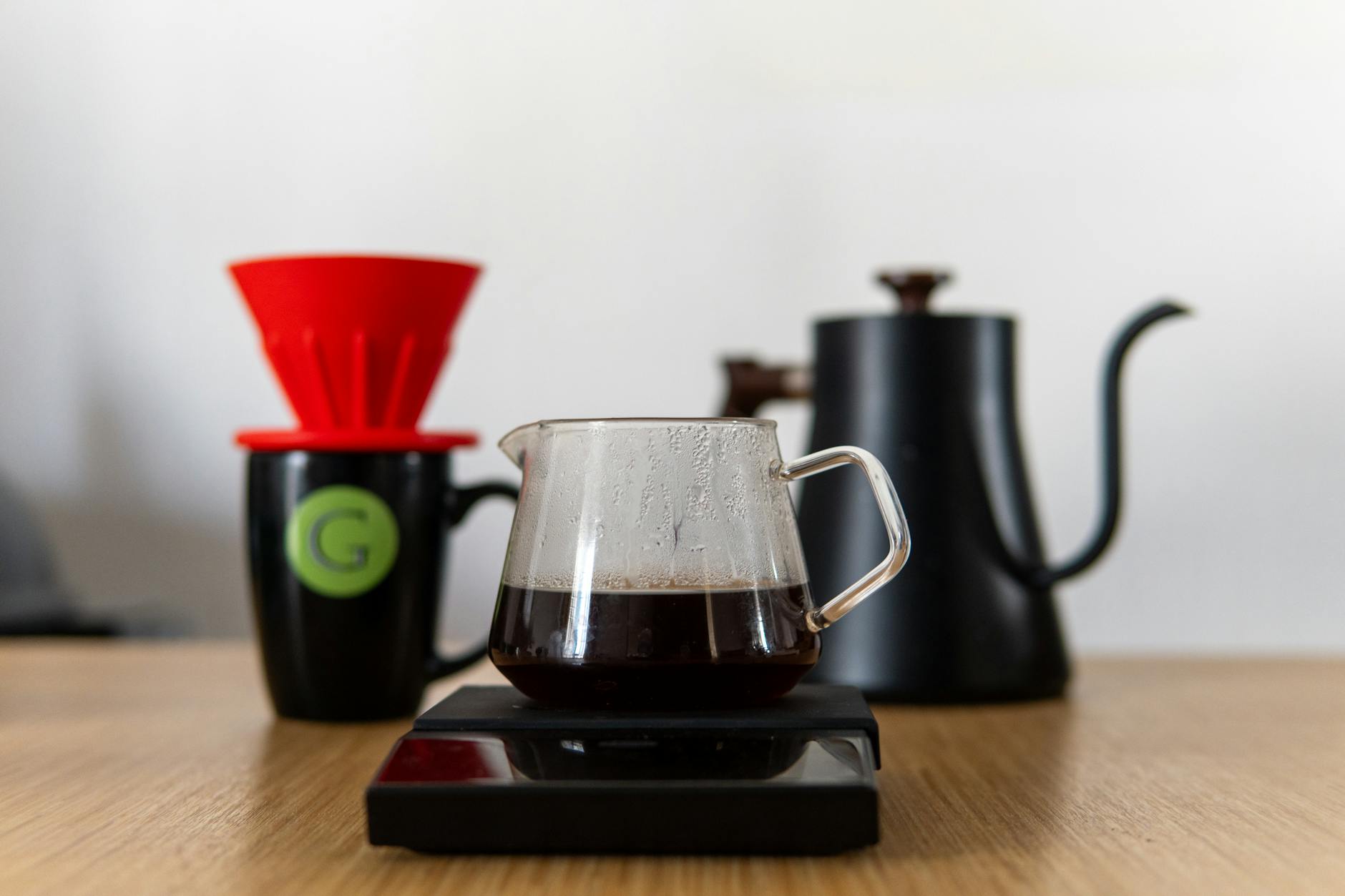 https://www.pexels.com/photo/elegant-pour-over-coffee-setup-with-glass-carafe-29619143/